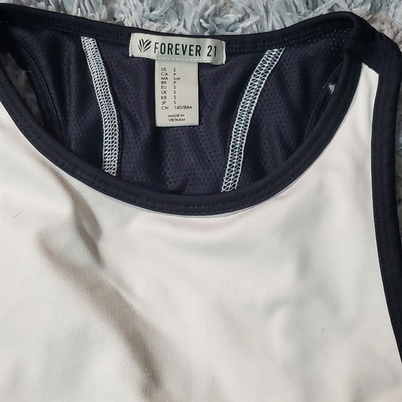 Workout top - Picture 2 of 2